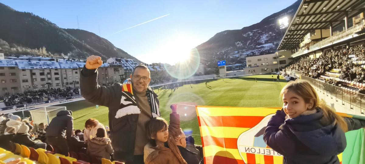 Los aficionados albinegros dsifrutando de la goleada de su equipo
