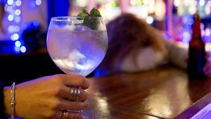 zentauroepp28046109 barcelona 05 12 2014 gin tonic  licores alcohol en un bar pa180803200426