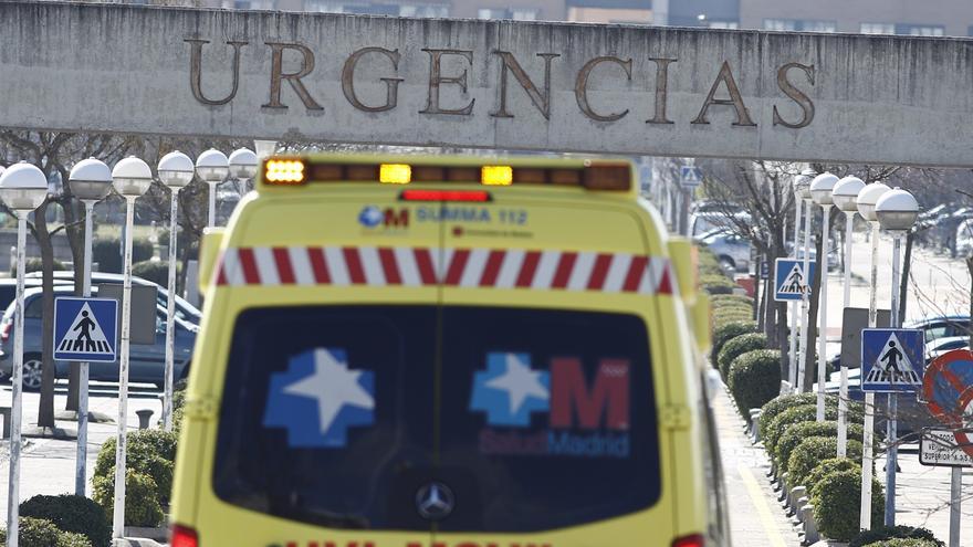 Cartel de Urgencias y ambulancias, ambulancia del SUMMA 112 en Madrid.