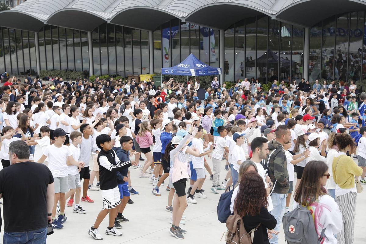Body combat, coreografías, visitas de deportistas: así se mueven en Oviedo por los hábitos saludables más de 1.500 niños y niñas, en imágenes