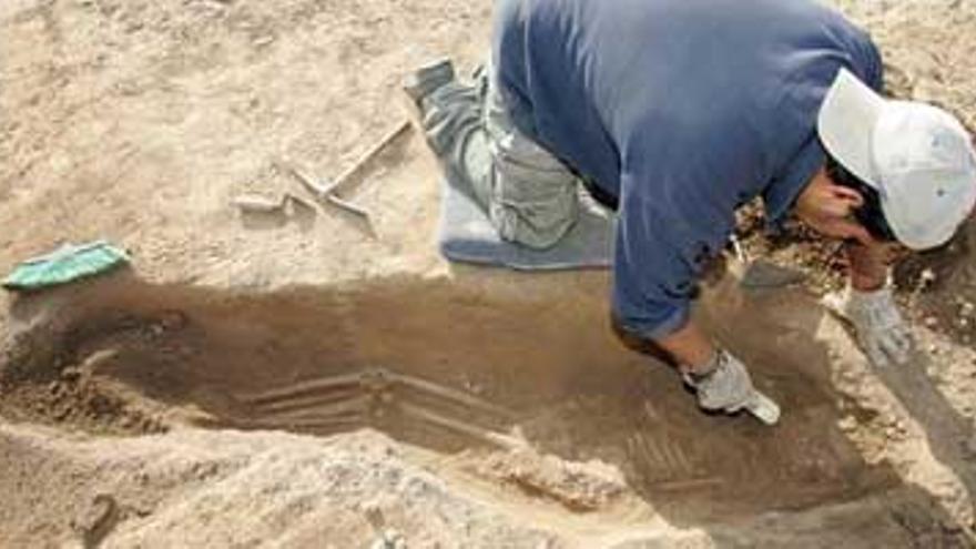 Hallan dos bustos del siglo I y cientos de sepulturas en el antiguo cuartel