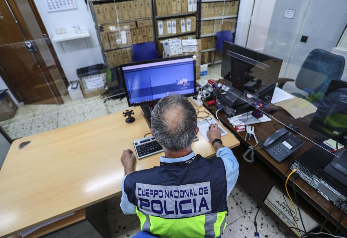 Un agente de la Policía Naciona, frente a su ordenador, en una imagen de archivo.