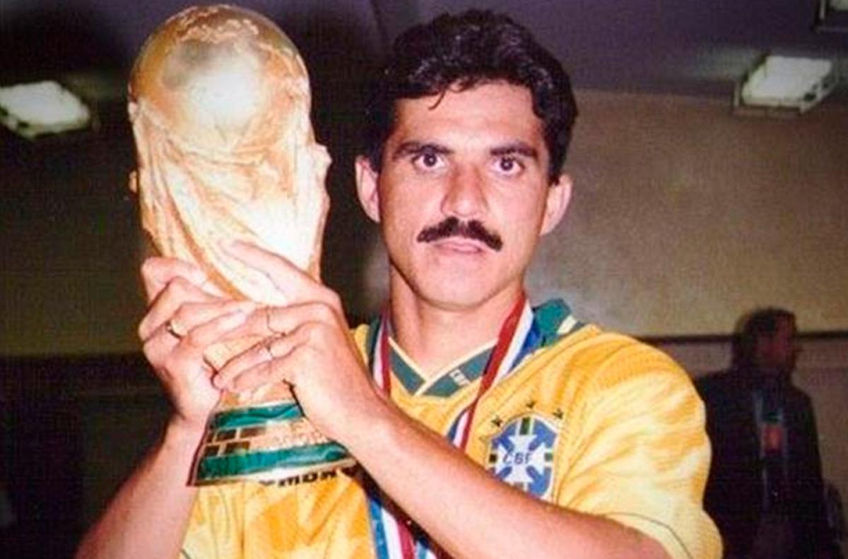Ricardo Rocha, con la Copa del Mundo ganada en 1994 con Brasil en EEUU.