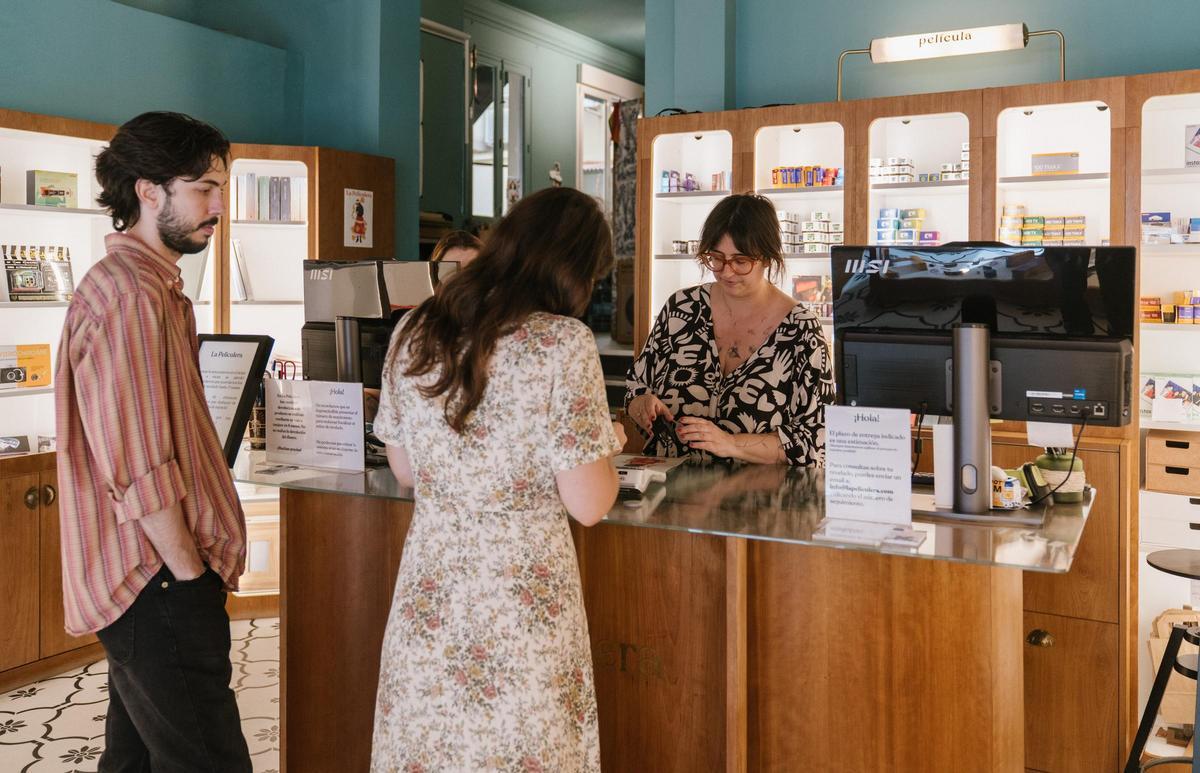 Entrevista a Marta Huguet, de la tienda La Peliculera, en el barrio de Salesas de Madrid.