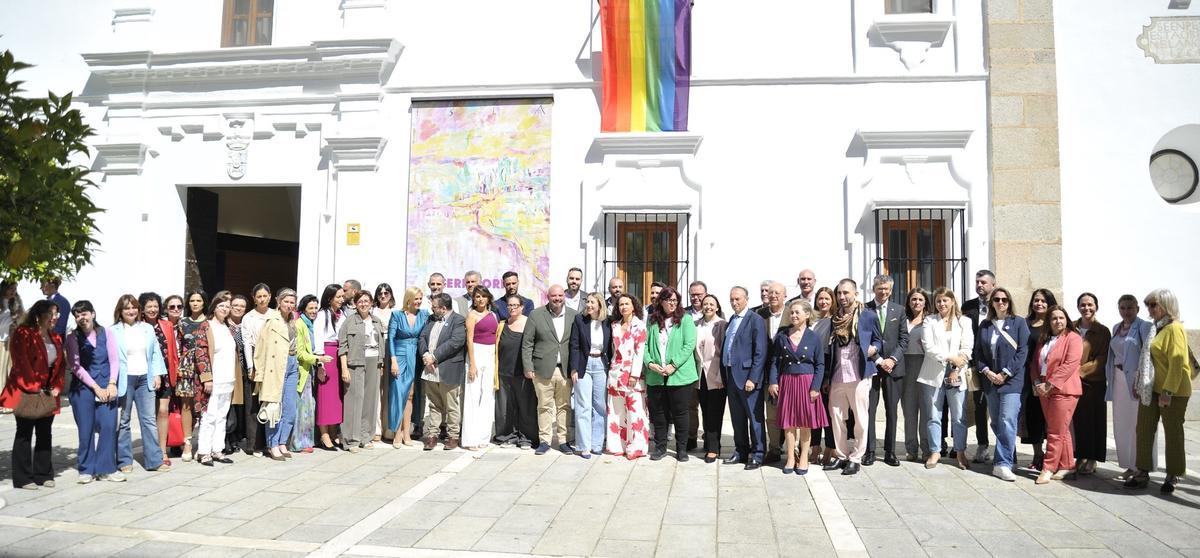 La bandera aroíris ondea en la fachada de la Asamblea de Extremadura.