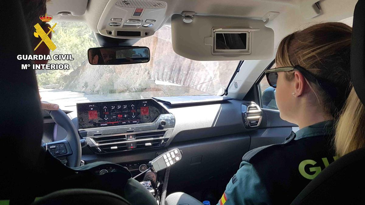 Agentes de la Guardia Civil, en un coche patrulla.