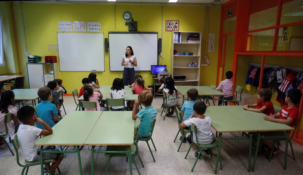 GRAF7612. MADRID, 07/09/2018.- Niños del Colegio Virgen del Cortijo de Madrid atienden a la profesora durante el primer día del curso escolar 2018-2019 que ha comenzado hoy en la Comunidad de Madrid y finalizará el 21 de junio de próximo año. En el conjunto de España, más de ocho millones de estudiantes no universitarios regresarán a las aulas en las fechas fijadas por cada comunidad autónoma, que se prolongará hasta el próximo día 24, día en que se inicia el curso para los alumnos de formación profesional de Castilla y León, los últimos en incorporarse al sistema. Aunque cada región fija la fecha de inicio y final de curso en sus centros educativos, todos deben cumplir un mínimo de 175 días lectivos para las enseñanzas obligatorias. EFE/Fernando Alvarado