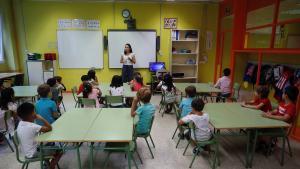 GRAF7612. MADRID, 07/09/2018.- Niños del Colegio Virgen del Cortijo de Madrid atienden a la profesora durante el primer día del curso escolar 2018-2019 que ha comenzado hoy en la Comunidad de Madrid y finalizará el 21 de junio de próximo año. En el conjunto de España, más de ocho millones de estudiantes no universitarios regresarán a las aulas en las fechas fijadas por cada comunidad autónoma, que se prolongará hasta el próximo día 24, día en que se inicia el curso para los alumnos de formación profesional de Castilla y León, los últimos en incorporarse al sistema. Aunque cada región fija la fecha de inicio y final de curso en sus centros educativos, todos deben cumplir un mínimo de 175 días lectivos para las enseñanzas obligatorias. EFE/Fernando Alvarado