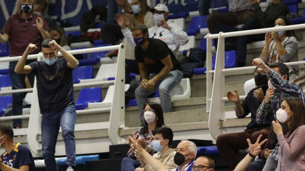 Espectadores en el polideportivo de Pumarín. | Luisma Murias