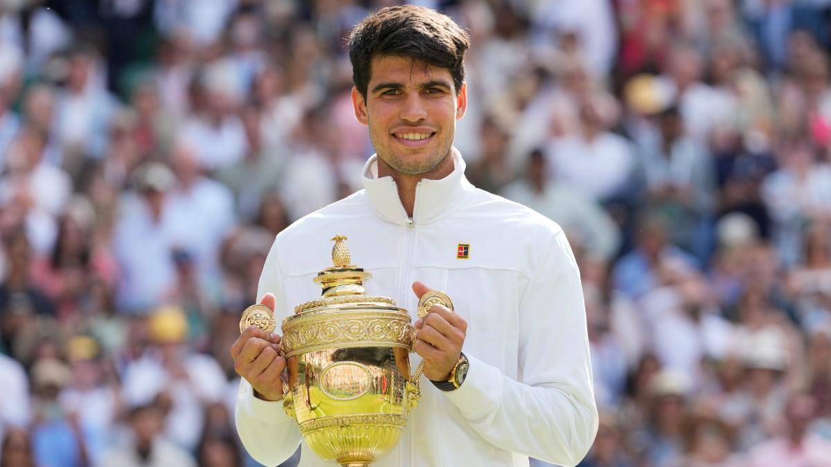 Carlos Alcaraz posa con el trofeo de Wimbledon 2024