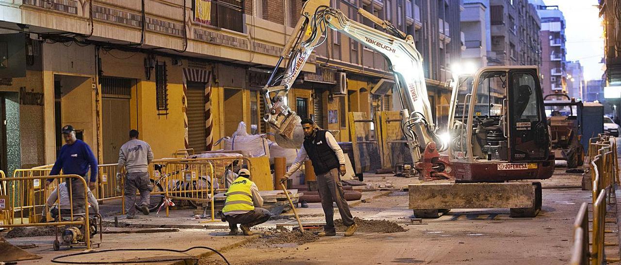 Imagen de archivo de trabajos en una calle del Port de Sagunt. | DANIEL TORTAJADA