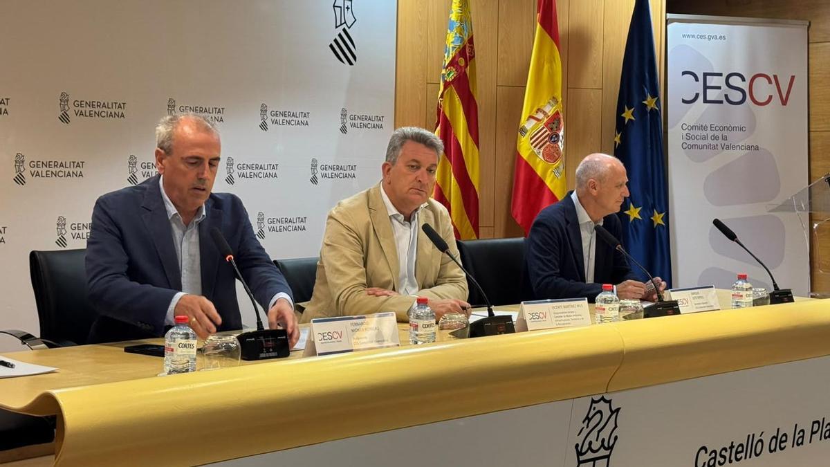 El presidente del CES, Fernando Moner; y el secretario general, Enrique Soto, junto al vicepresidente tercero del Consell, Vicente Martínez Mus.
