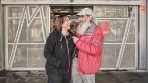 Cristina, dependienta del mercado de la Barceloneta, junto a Manuel, en la entrada de éste, el pasado martes.