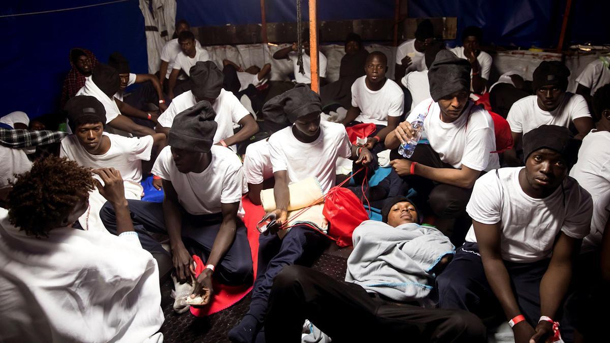 GRAF8250. MAR MEDITERRANEO, 11/06/2018.- Rescate en alta mar, en la madrugada del domingo 10 de junio, de parte de los 629 inmigrantes que han sido trasladados al barco Aquarius, fletado por Médicos Sin Fronteras y SOS Mediterranee, al que se le ha impedido atracar en Italia y Malta. El presidente del Gobierno español dio hoy instrucciones para que el barco pueda atracar en el puerto de Valencia para evitar una catástrofe humanitaria. EFE/Oscar Corral GRAF8250. MAR MEDITERRANEO, 11/06/2018.- Rescate en alta mar, en la madrugada del domingo 10 de junio, de parte de los 629 inmigrantes que han sido trasladados al barco Aquarius, fletado por Médicos Sin Fronteras y SOS Mediterranee, al que se le ha impedido atracar en Italia y Malta. El presidente del Gobierno español dio hoy instrucciones para que el barco pueda atracar en el puerto de Valencia para evitar una catástrofe humanitaria. EFE/Oscar Corral