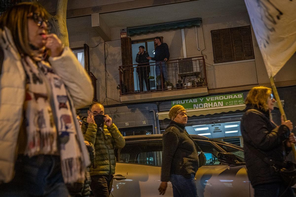Manifestación de vecinos de la Prosperitat que piden una solución para los cortes de luz que sufren y el traslado de un transformador que se incendió en septiembre. Manifestación de vecinos de la Prosperitat que piden una solución para los cortes de luz que sufren y el traslado de un transformador que se incendió en septiembre.