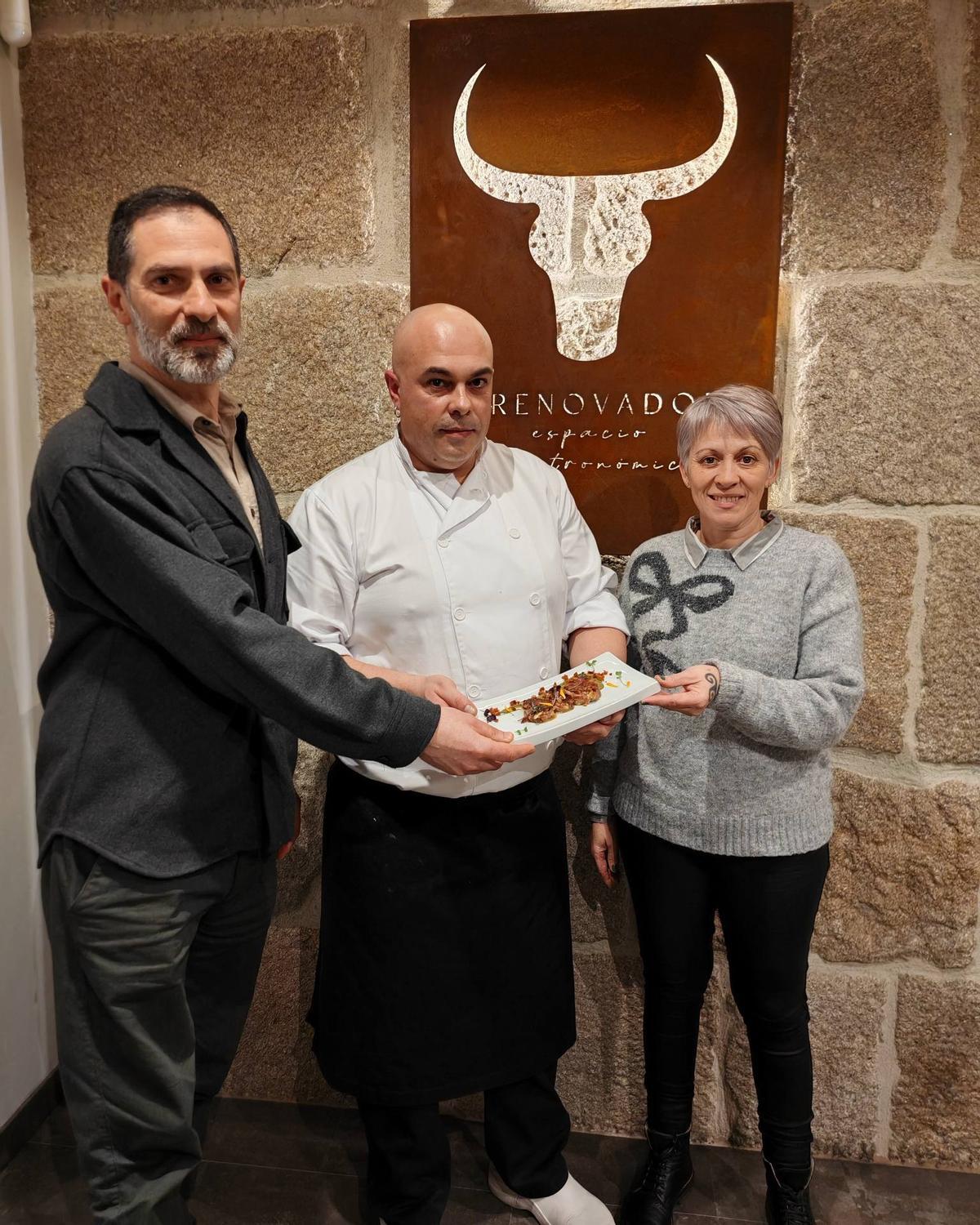 El alcalde de Pazos de Borbén, Luciano Otero, con los responsables de La Renovadora.