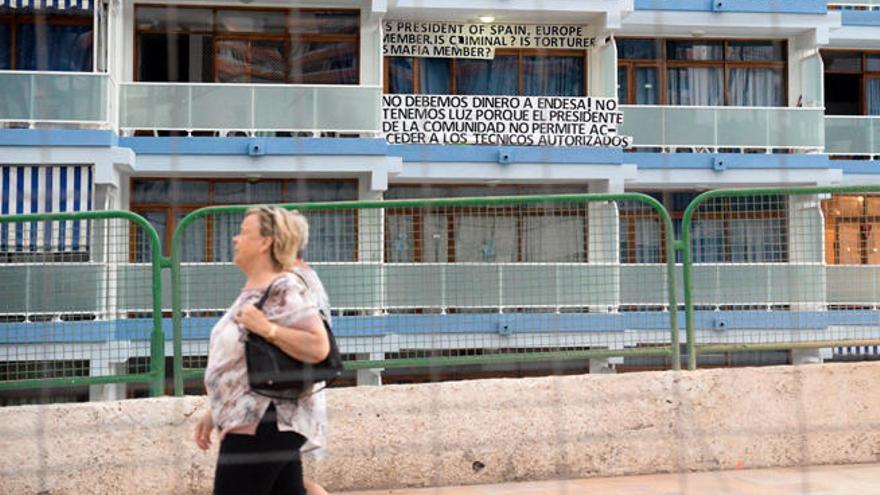 Pancartas en los Apartamentos Europa.