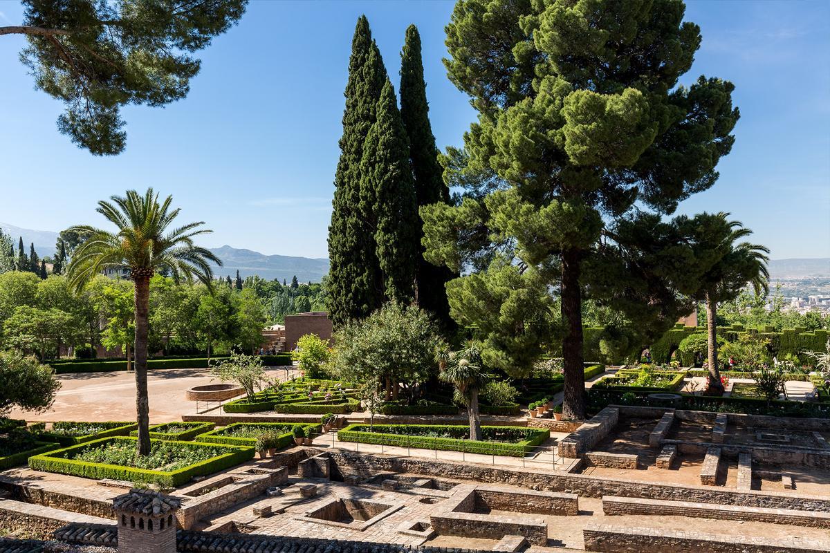 El Parador de Granada, el lugar situado a una hora de Málaga en el estuvieron enterrados los Reyes Católicos y que tiene vistas a la Alhambra