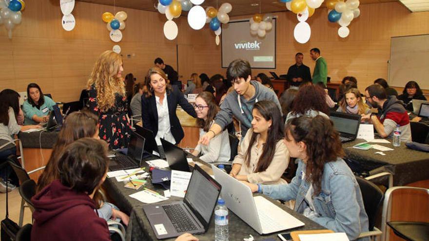 Parte de las alumnas, durante el curso de informática.