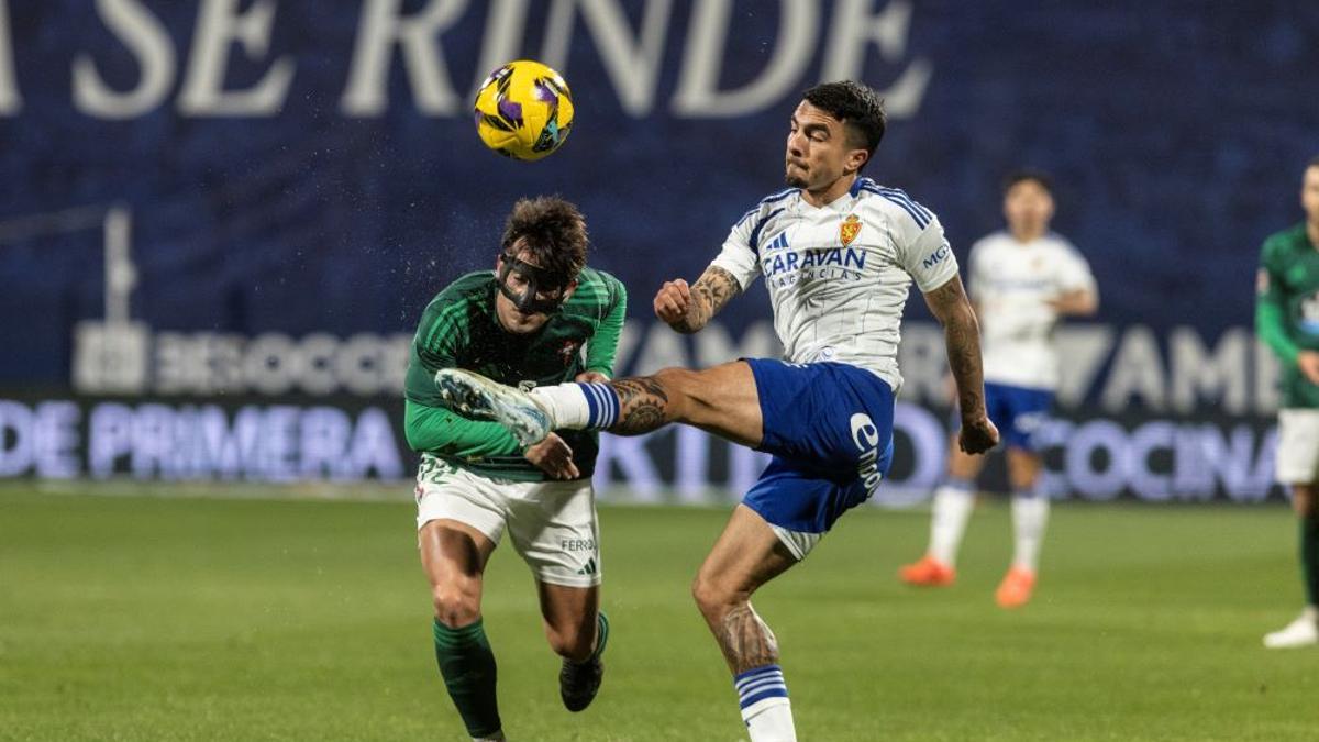 Tasende despeja un balón ante un jugador del Racing de Ferrol en el último partido de 2024.