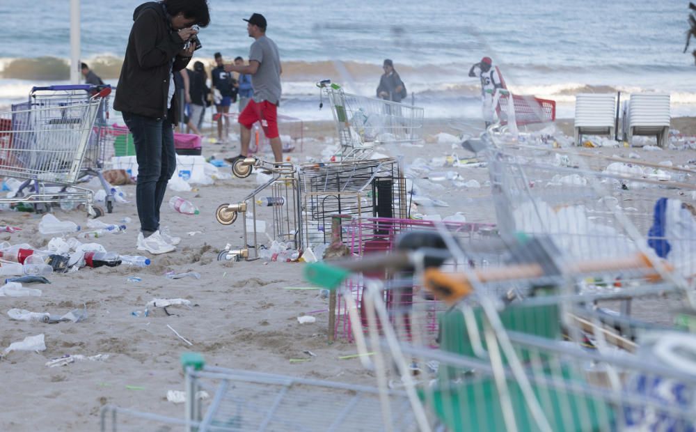 El macrobotellón de Santa Faz deja en la playa miles de kilos de basura