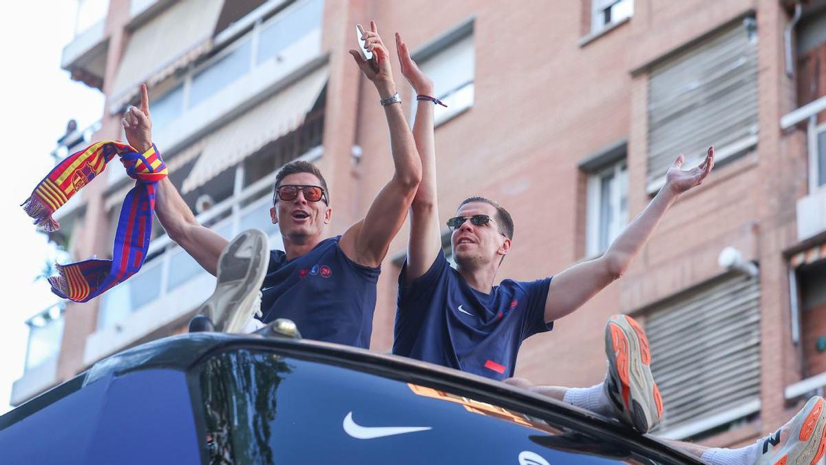 Lewandowski y Szczesny, en la rúa de campeones del Barça