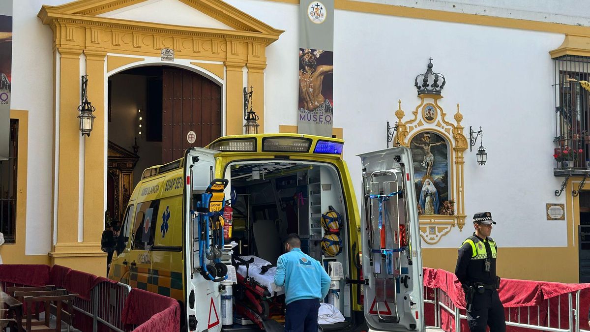 Despliegue de la camilla de la ambulancia para sacar de la iglesia a la persona que ha sufrido el infarto.