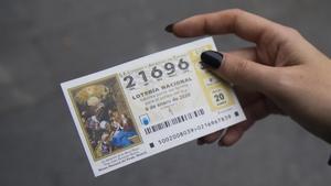 zentauroepp51567882 una mujer muestra su numero de boleto de la loter a del ni o200104155421