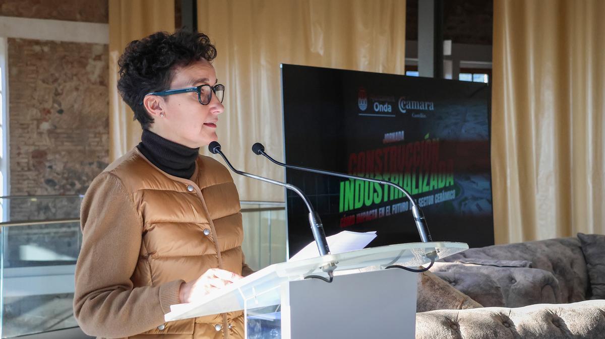 La alcaldesa de Onda, Carmina Ballester, ha puesto en valor la capacidad de la industria cerámica para anticiparse al cambio.