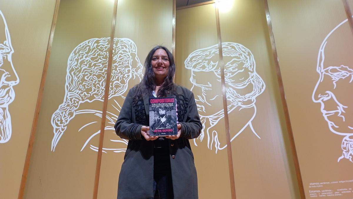 La directora de orquesta y compositora Silvia Olivero, con su libro sobre compositoras en la Historia de la Música. La directora de orquesta y compositora Silvia Olivero, con su libro sobre compositoras en la Historia de la Música.