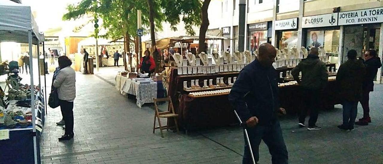 La calle Miquel Duran se llenó ayer de artesanos.