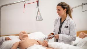 Làmbit sanitari és una de les branques de FP més demandades a Espanya.