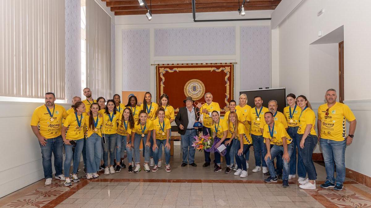 La plantilla del Rocasa al completo posa junto al rector de la ULPGC, Lluís Serra, esta pasada temporada