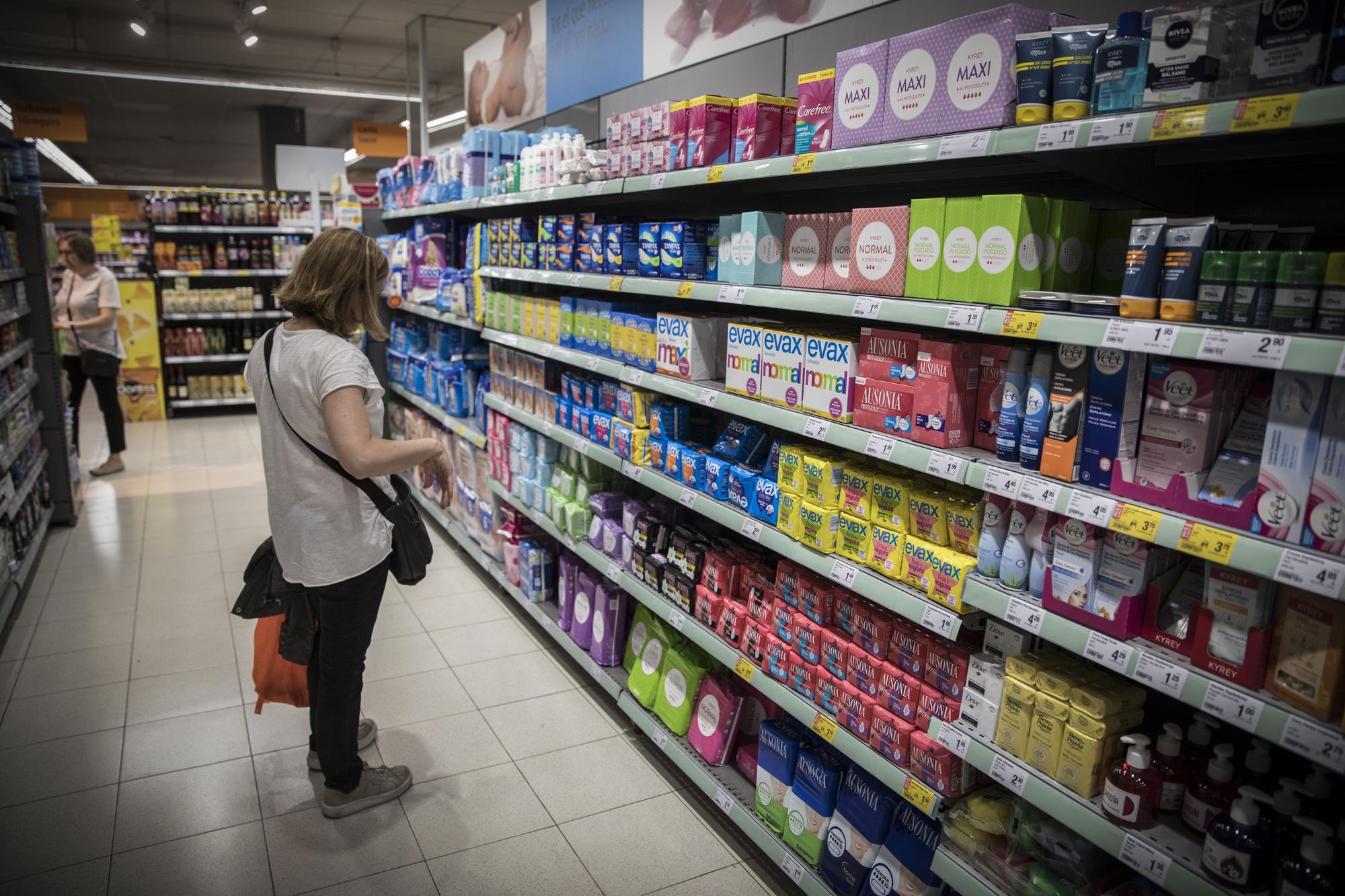 Una mujer, en un supermercado de Barcelona.