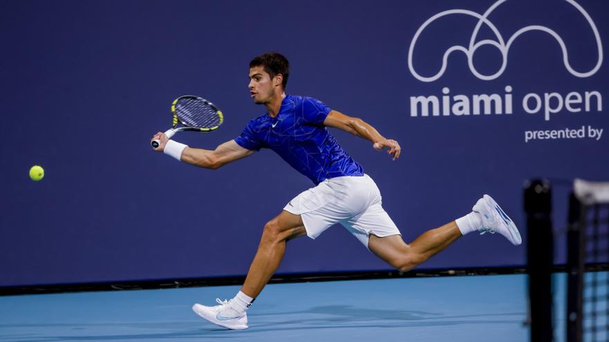 Alcaraz vence a Marin Cilic y avanza con paso firme hacia octavos