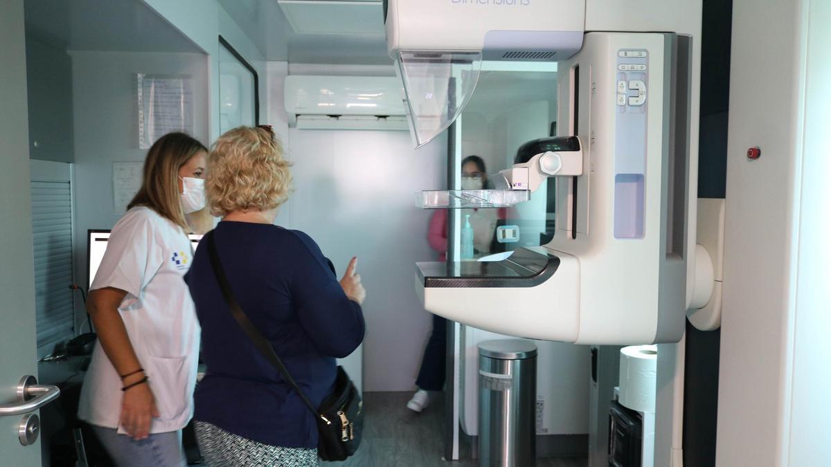 Paciente en el interior de la unidad móvil de detección de cáncer de mama