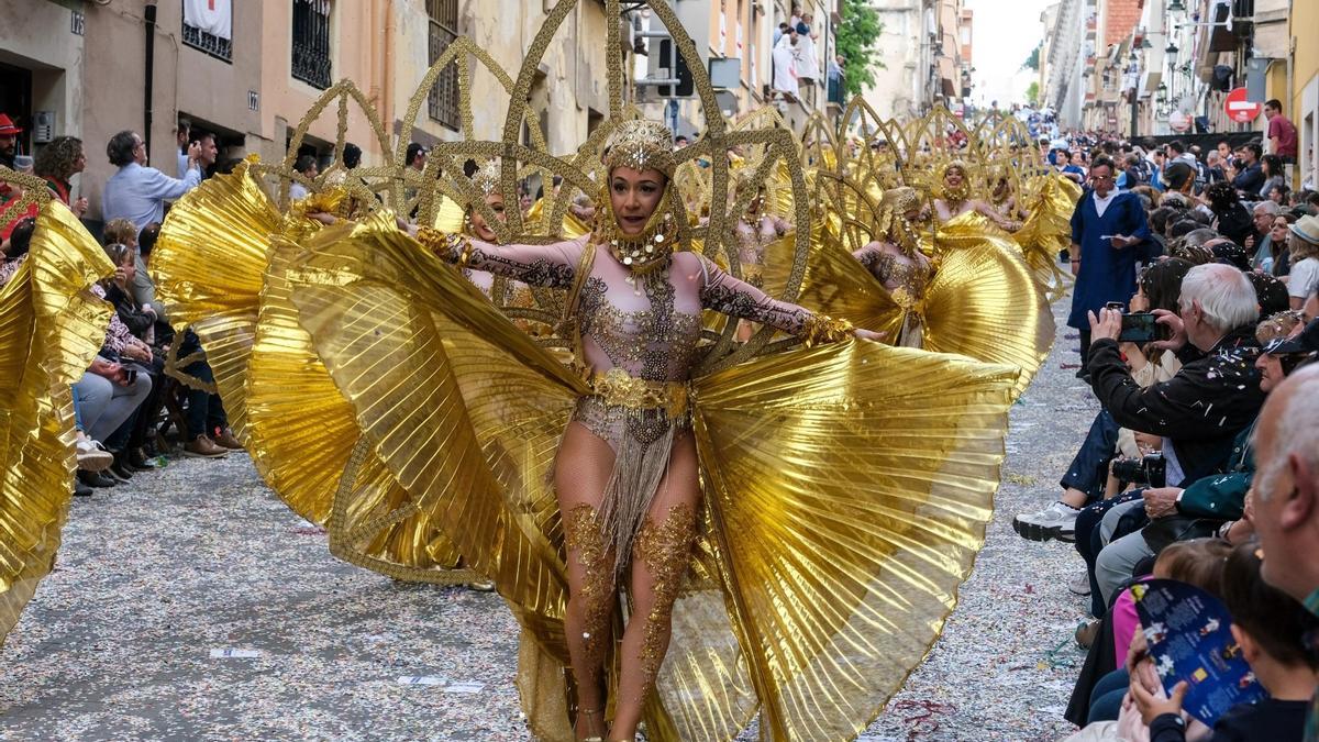 Momento de la entrada mora durante el Día de las Entradas de la fiesta de Moros y Cristianos de Alcoy (Alicante).