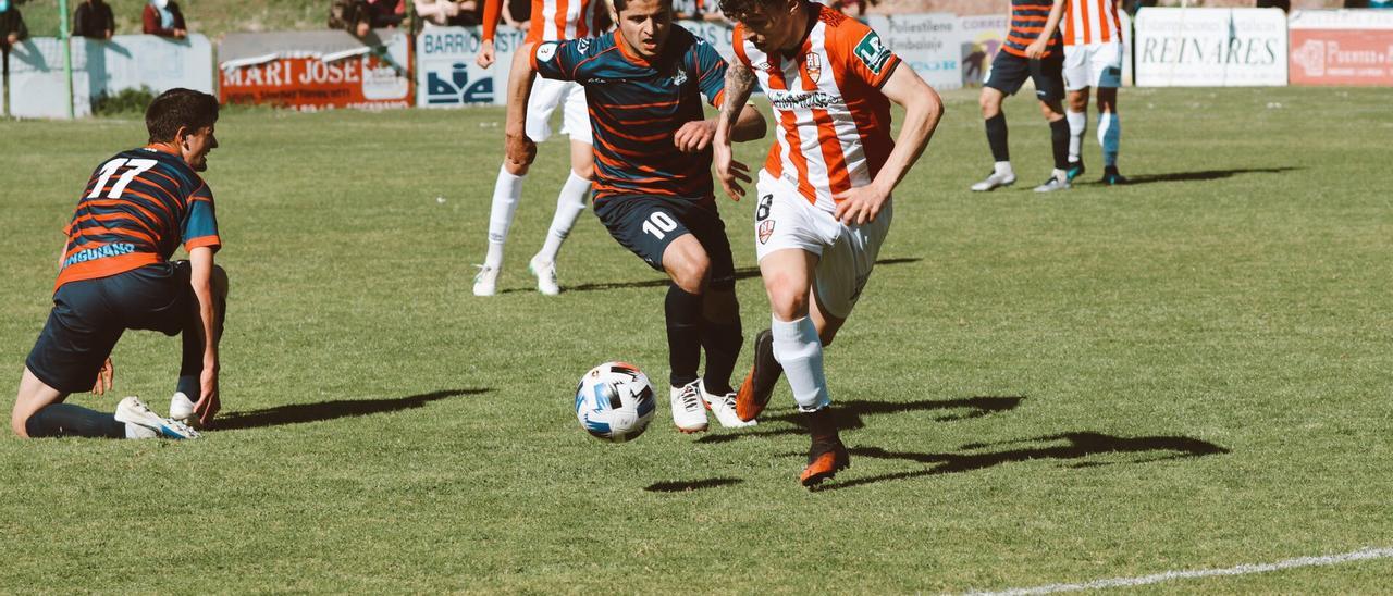 Adrián Ruiz, en un encuentro con el Logroñés B.