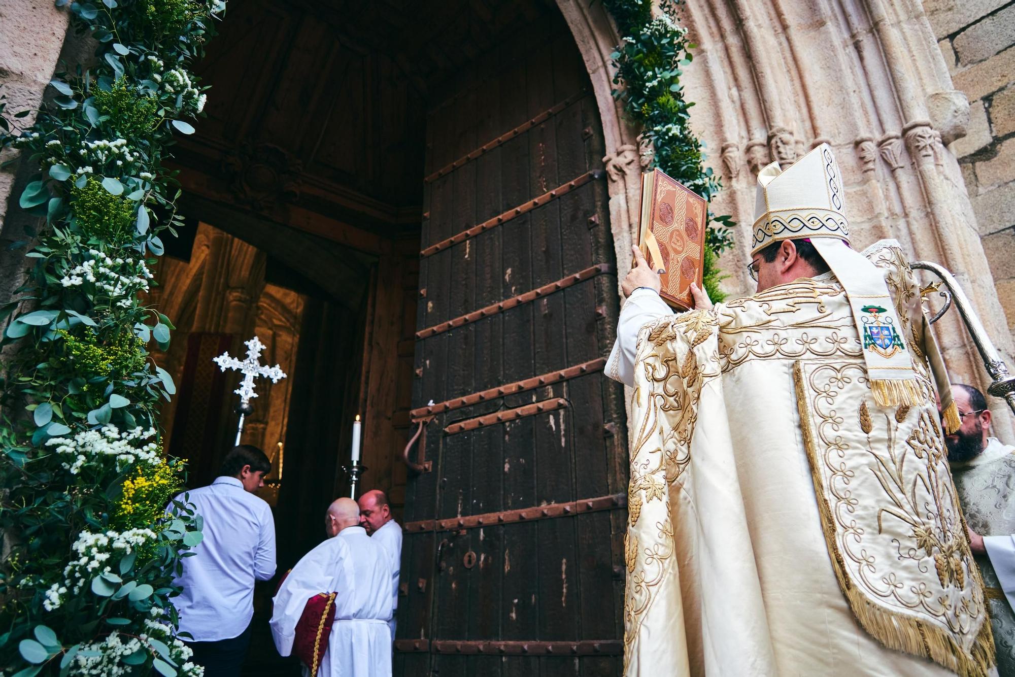 FOTOGALERÍA | Así fue la apertura de la Puerta Santa en la concatedral de Santa María de Cáceres