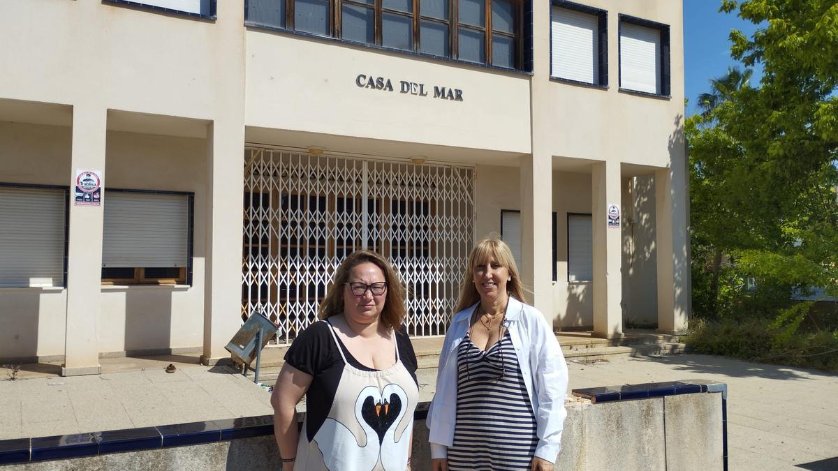 La delegada de Portocolom, Melania Mesquida, y la alcaldesa Catalina Soler, en la Casa del Mar.