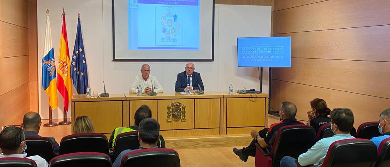 A la izquierda el alcalde de Teror, Sergio Nuez, junto al delegado del Gobierno en Canarias, Anselmo Pestana. / LP/DLP