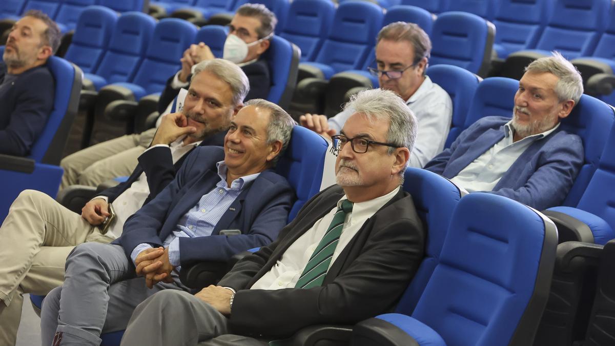 Al acto acudieron, entre otros, el rector de la UMH, Juan José Ruiz, el vicerrector de Investigación, Domingo Orozco, y el decano de la Facultad de Medicina, Antonio Compañ.