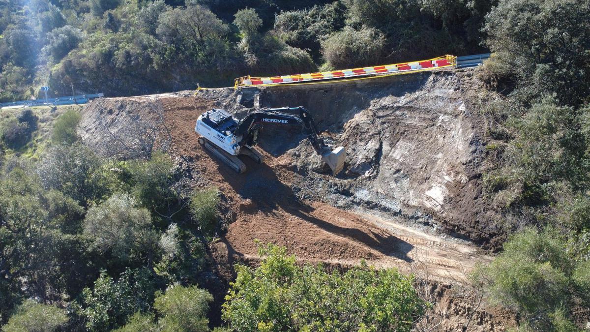 Las obras consisten en la construcción de muros de escollera de grandes dimensiones