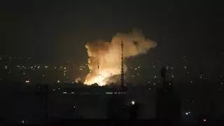 Israel ataca instalaciones nucleares y militares de Irán y mata al jefe de la Guardia Revolucionaria
