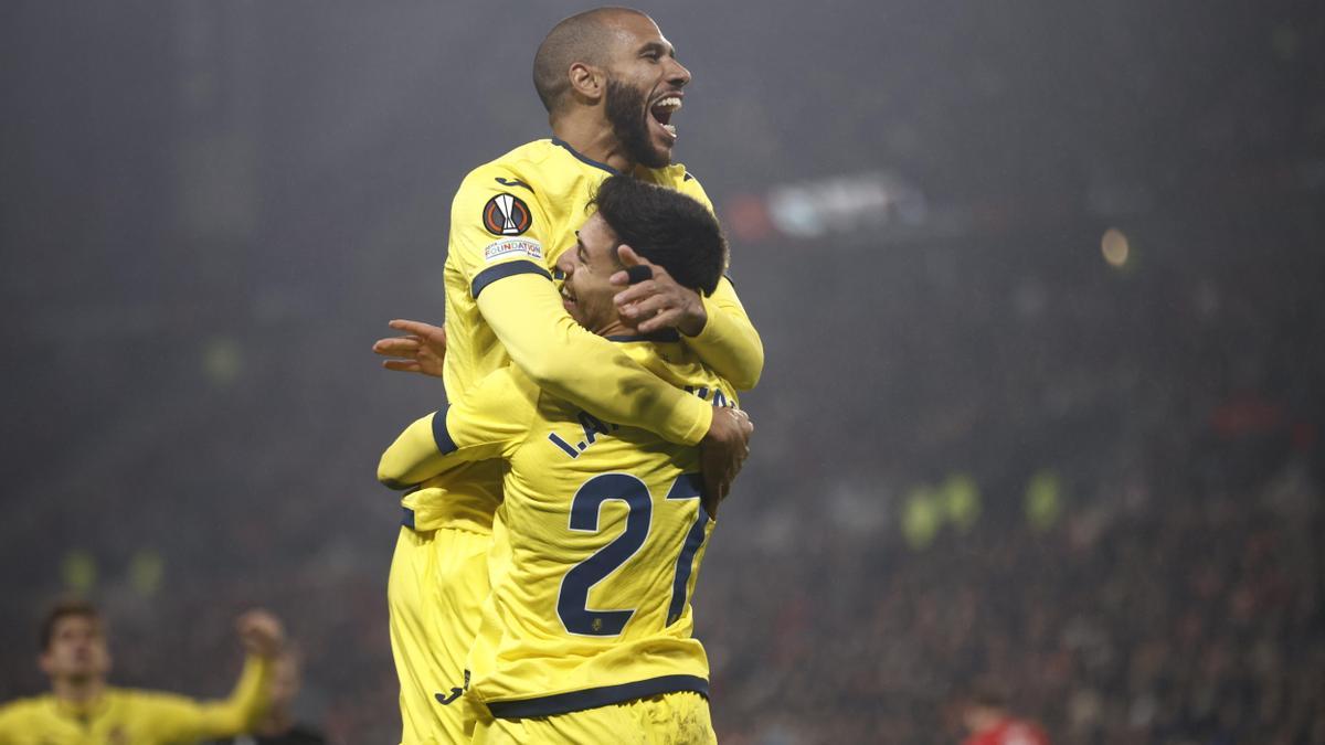 Los jugadores del Villarreal celebran un gol al Rennes.