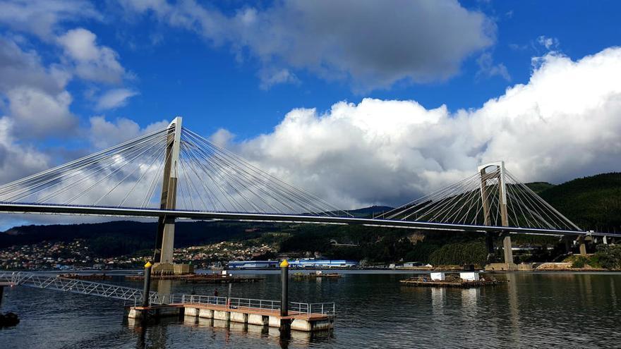 Vista matinal del puente de Rande con el cielo parcialmente despejado. // Marta G. Brea