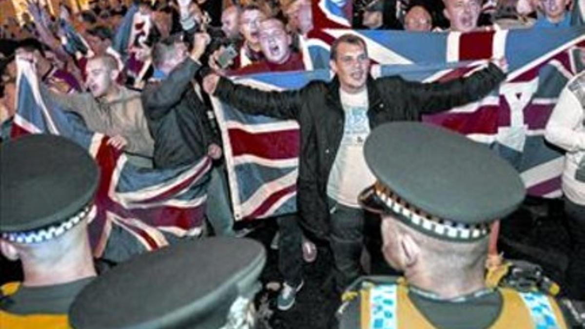 La policía vigila una celebración del 'no' tras los incidentes en Glasgow, el viernes.