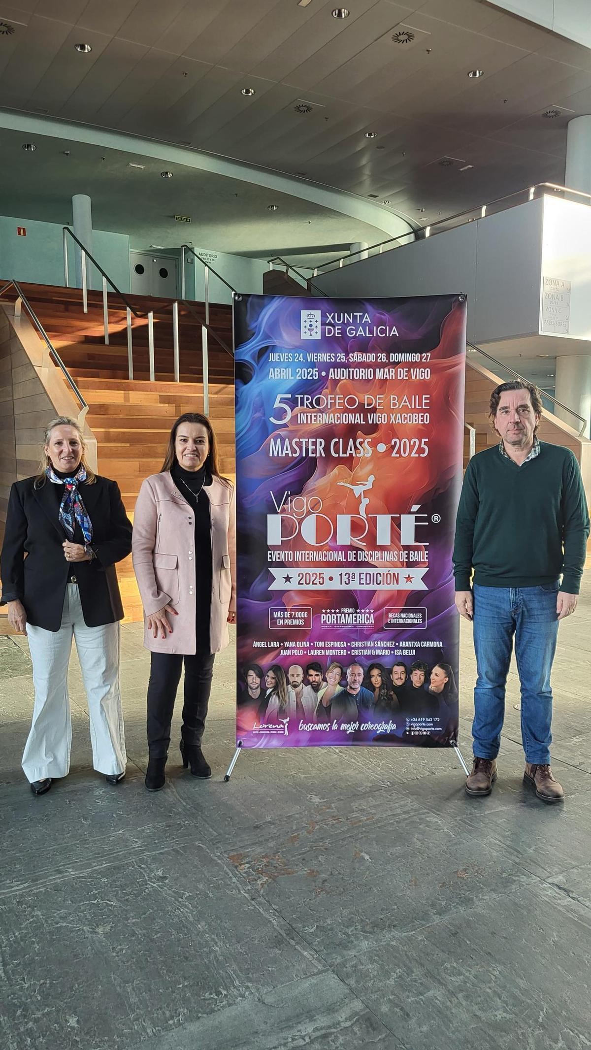 Iñaki Teixeira, director del Auditorio Mar de Vigo y Lorena López, directora de Vigo Porté, acompañados de Copi Arteta, responsable de Eventos del Auditorio Mar de Vigo.