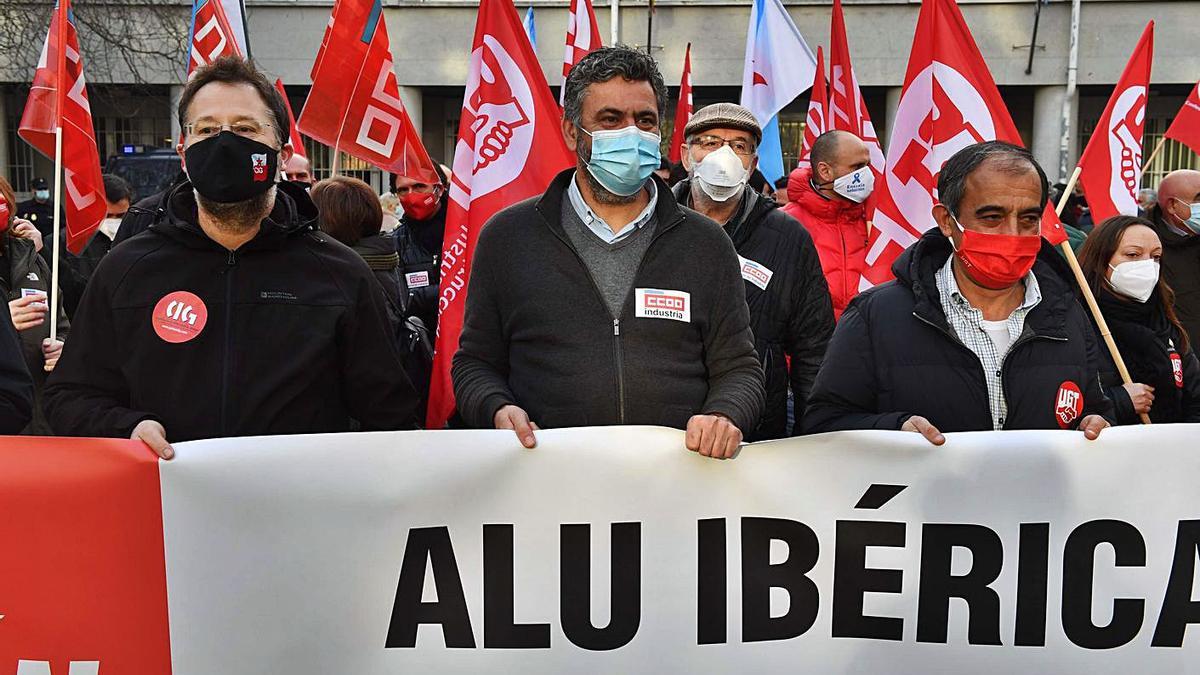 Los secretarios generales de Galicia de CIG, CCOO y UGT, ayer ante la Audiencia Provincial. |   // VÍCTOR ECHAVE