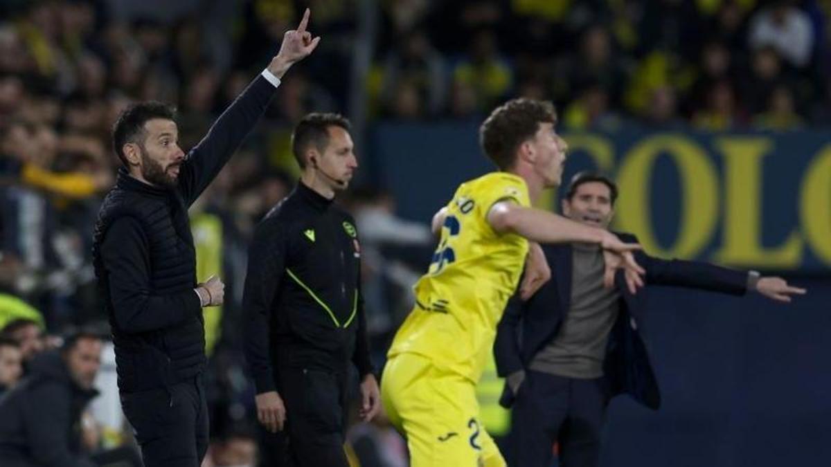 Marcelino García Toral y Carlos Corberán, en el derbi de febrero